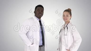 两个白种人和非裔美国人微笑的医生站在镜头渐变背景。